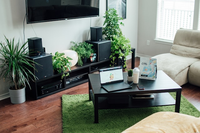 10 Quick Hacks to Declutter Your Living Room: Simplify and Beautify Your Space in 2025